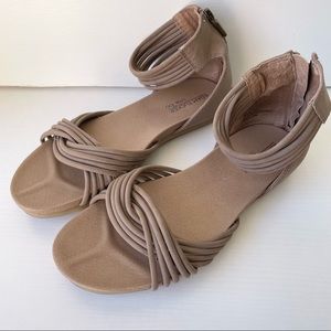 Adam Tucker Me Too Skylar Nude Brown Sandals Size 7.5